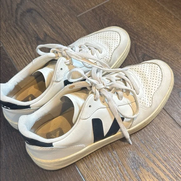 Veja V-10 Sneakers - Picture 4 of 10